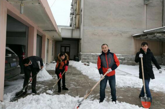 天博体育集团积极组织志愿者开展扫雪活动